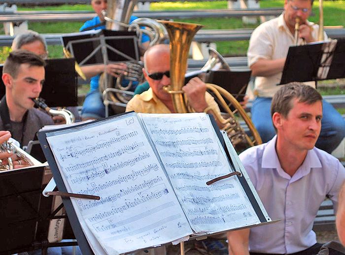 Цей оркестр вже став символом усіх міських свят. Фото з сайту zolo.gov.ua